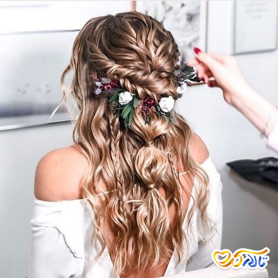 شینیون عروس با گل و شاخ و برگ طبیعی