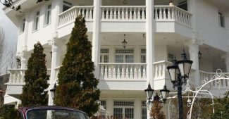 باغ تالار فصر نارون