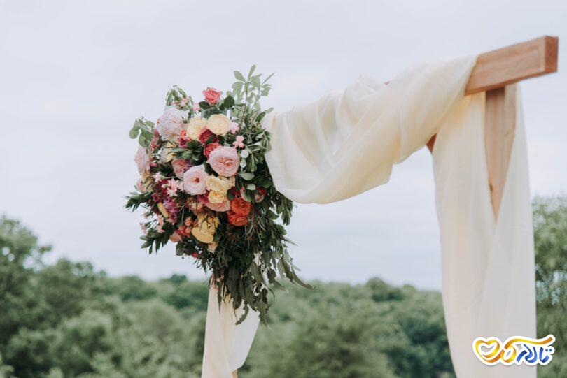 گل و گل آرایی برای مراسم عروسی در باغ تالار