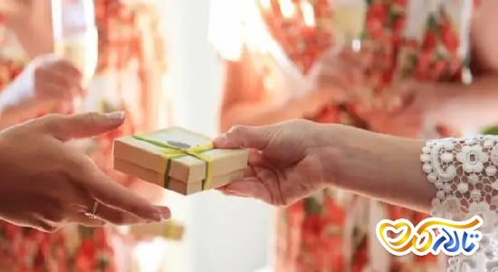 زیر لفظی را چه کسی به عروس می دهد ؟