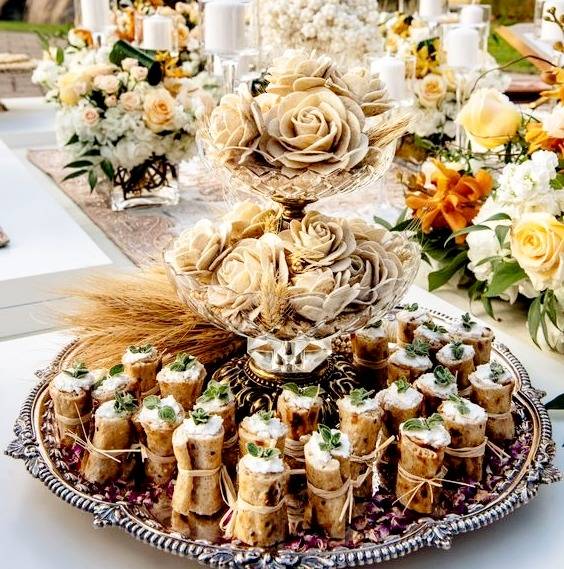 سفره عقد سنتی و نون و پنیر و سیزی